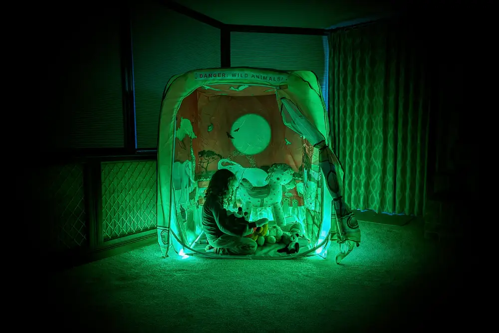 Scene_02_illuminated_worlds